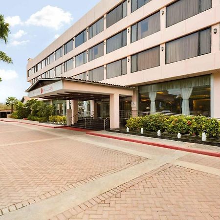 รามาดา พลาซา บาย วินด์แฮม การาจีแอร์พอร์ต โฮเต็ล Hotel ภายนอก รูปภาพ The hotel's entrance