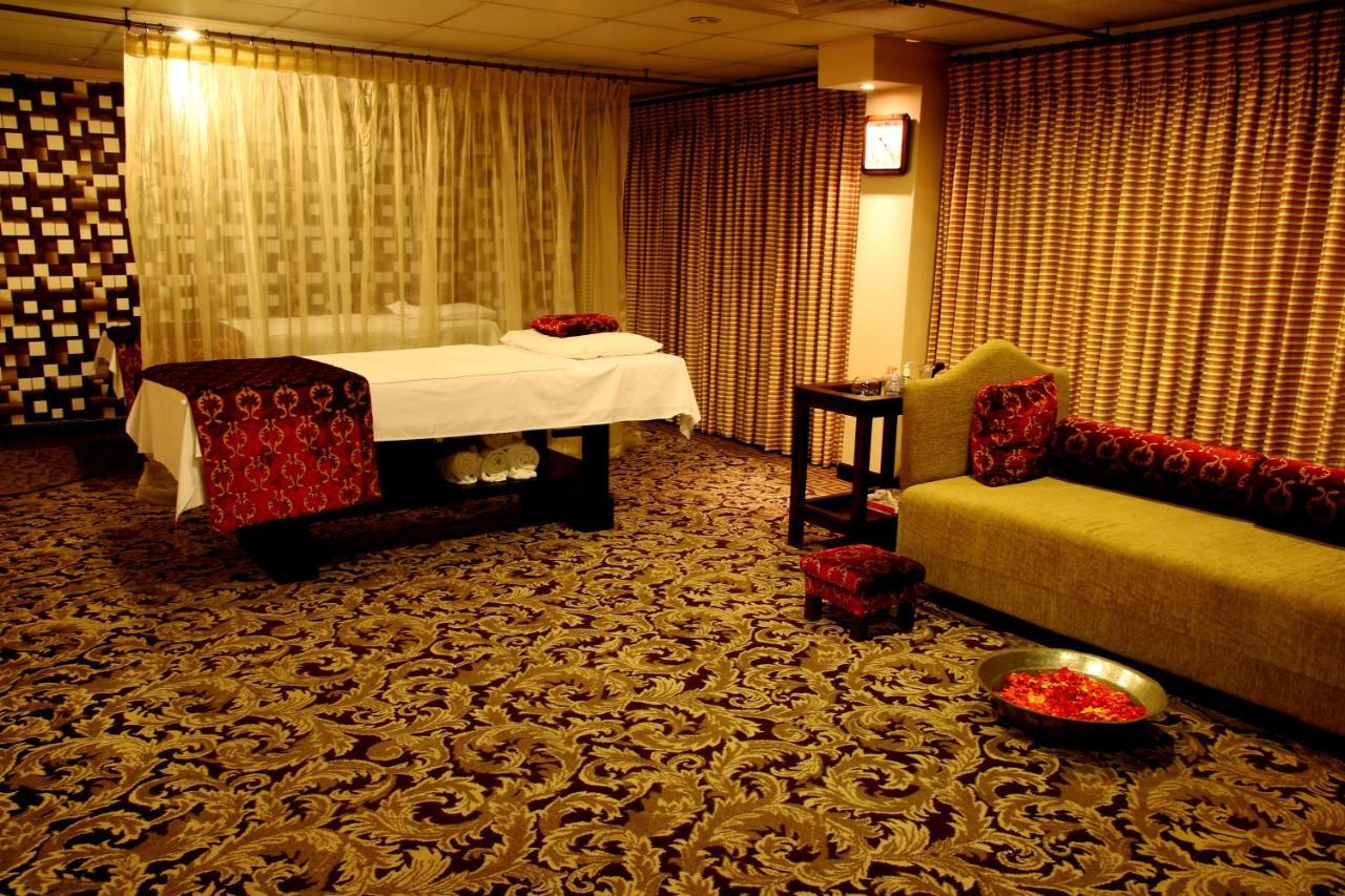 รามาดา พลาซา บาย วินด์แฮม การาจีแอร์พอร์ต โฮเต็ล Hotel ภายนอก รูปภาพ A spa treatment room