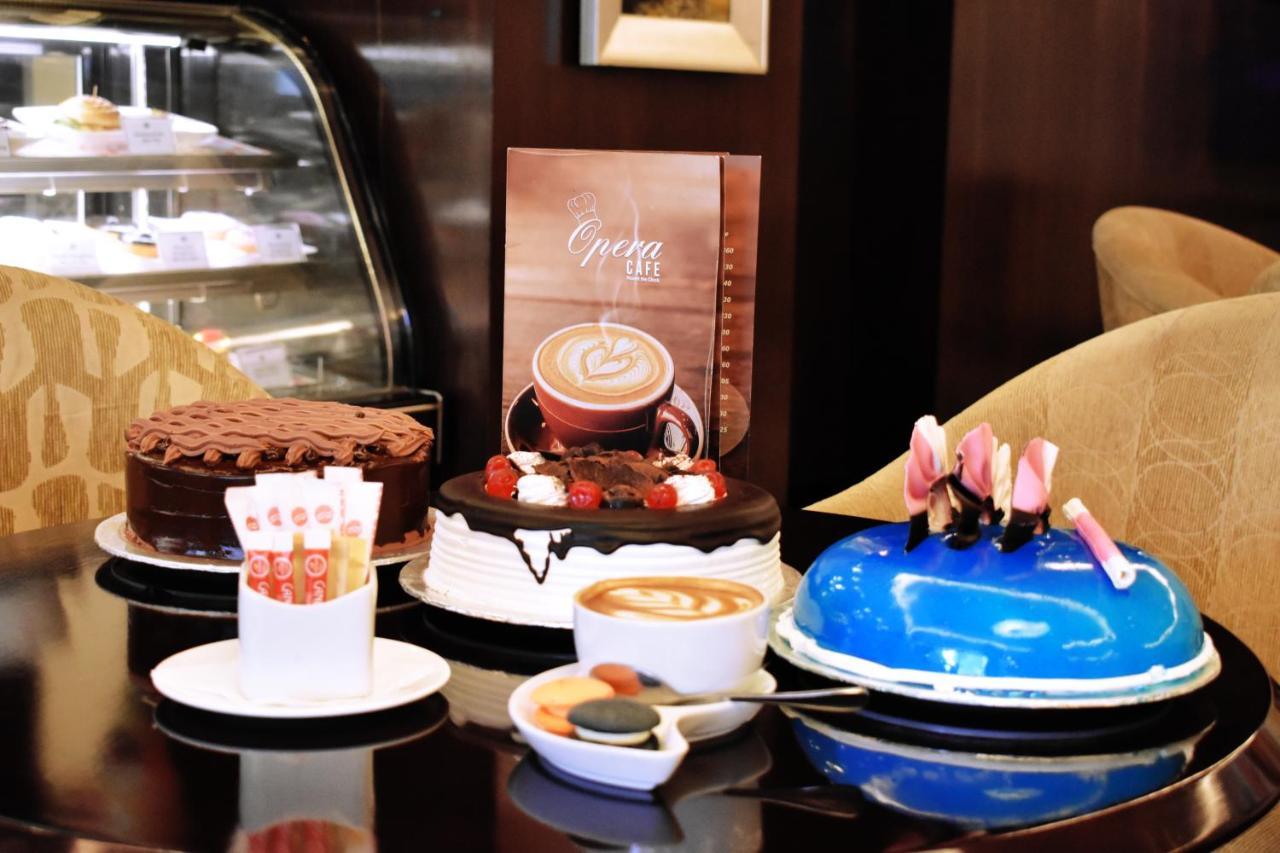 รามาดา พลาซา บาย วินด์แฮม การาจีแอร์พอร์ต โฮเต็ล Hotel ภายนอก รูปภาพ A selection of cakes and coffee