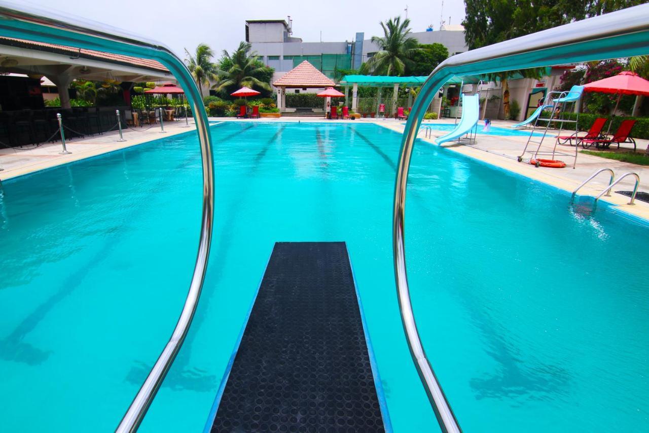 รามาดา พลาซา บาย วินด์แฮม การาจีแอร์พอร์ต โฮเต็ล Hotel ภายนอก รูปภาพ Swimming pool