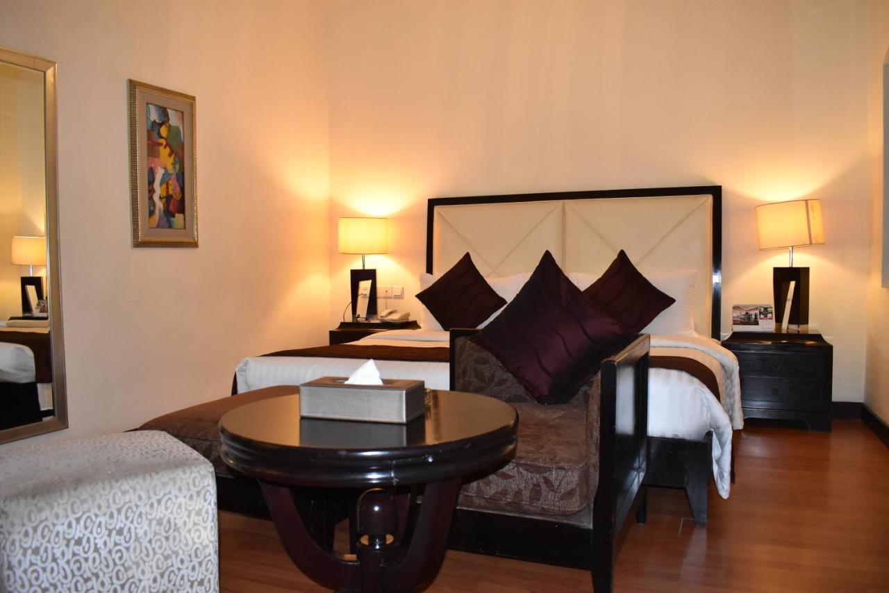 รามาดา พลาซา บาย วินด์แฮม การาจีแอร์พอร์ต โฮเต็ล Hotel ภายนอก รูปภาพ A bedroom at the Taj Bengal