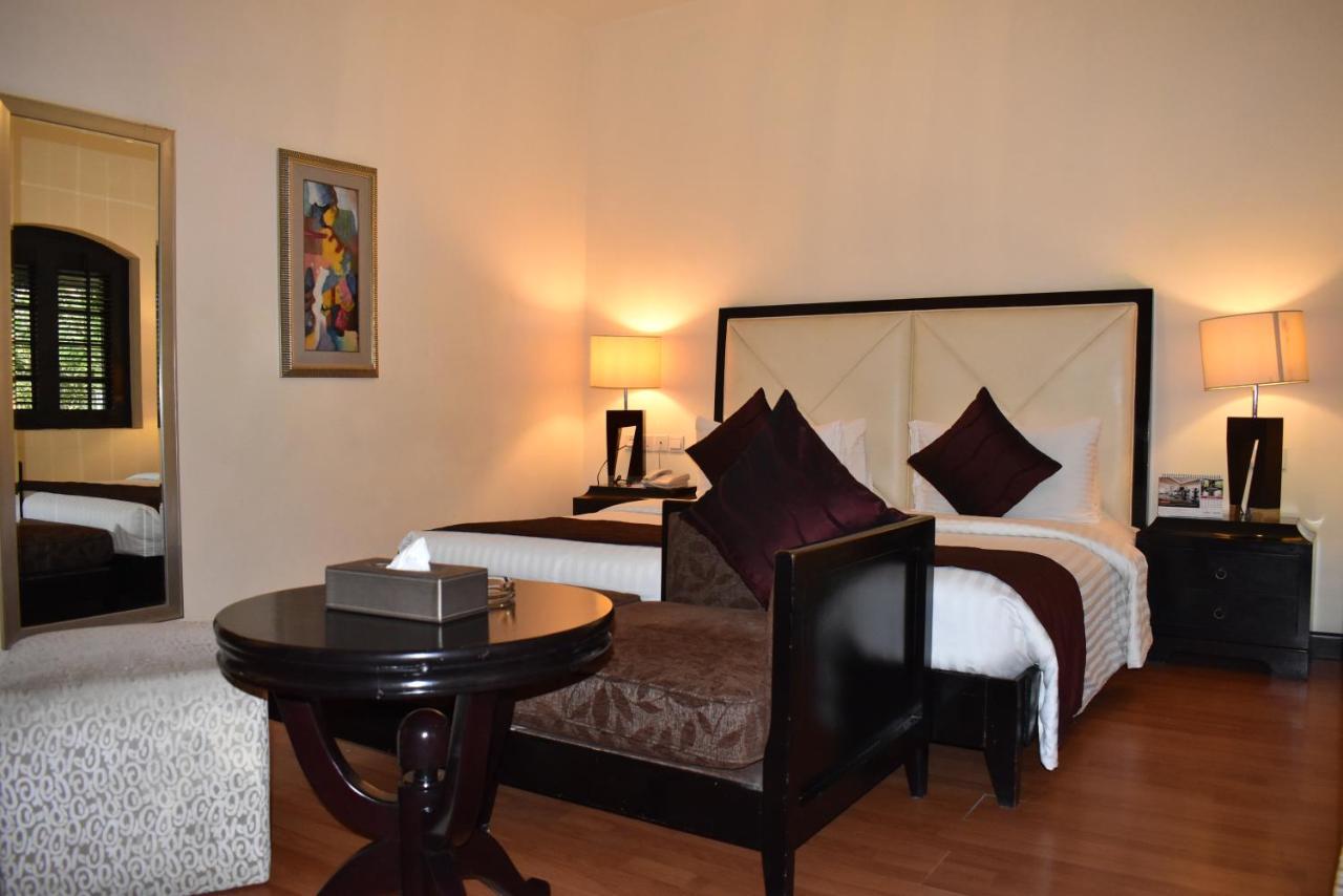 รามาดา พลาซา บาย วินด์แฮม การาจีแอร์พอร์ต โฮเต็ล Hotel ภายนอก รูปภาพ A bedroom at the hotel