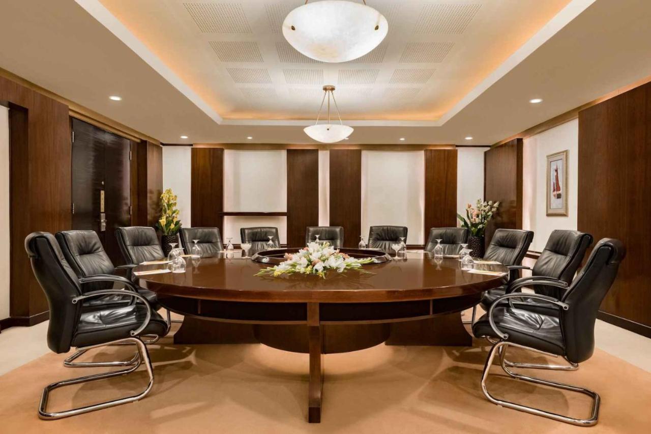 รามาดา พลาซา บาย วินด์แฮม การาจีแอร์พอร์ต โฮเต็ล Hotel ภายนอก รูปภาพ Boardroom at the Four Seasons Hotel, London
